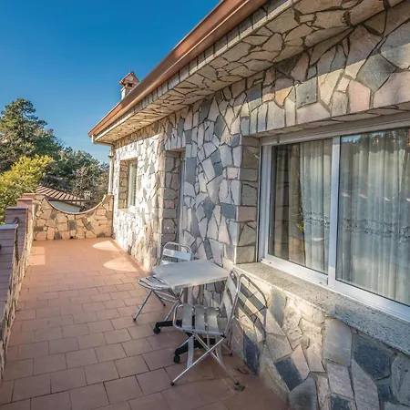 Casa vacanze Lovely In With Kitchen