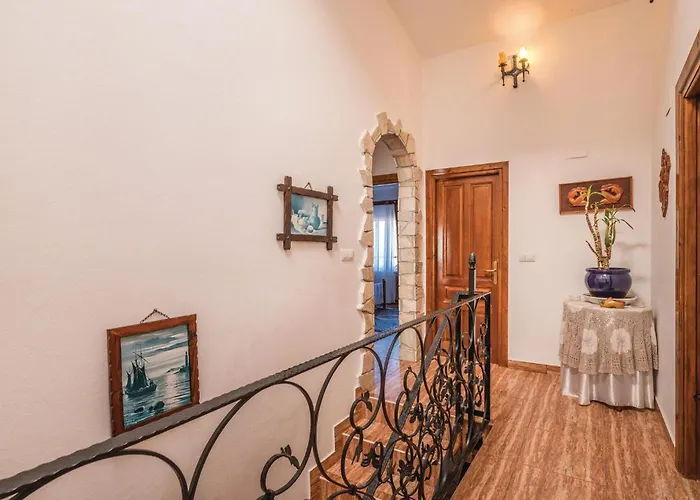 Casa vacanze Lovely In With Kitchen