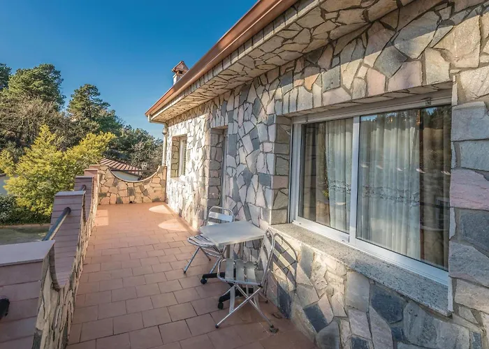 Casa vacanze Lovely In With Kitchen